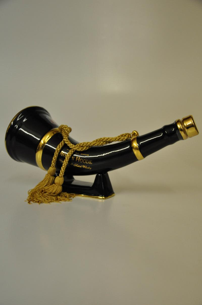 Robyn Hoode Porcelain Hunting Horn